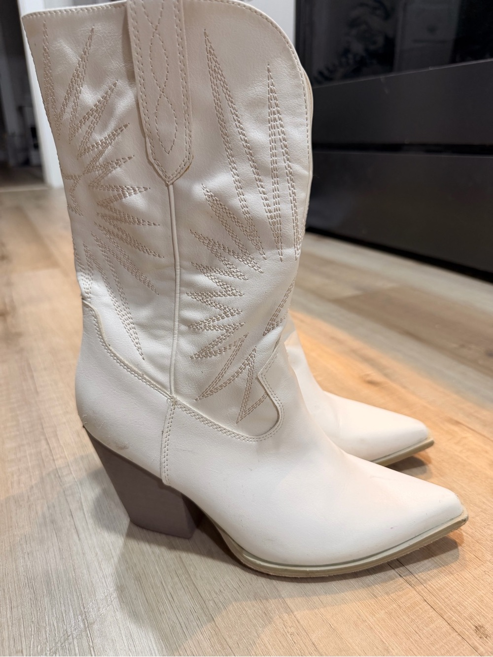 Oasis Society Emersyn White Starburst Embroidered Western Cowgirl Boots Size 8.5